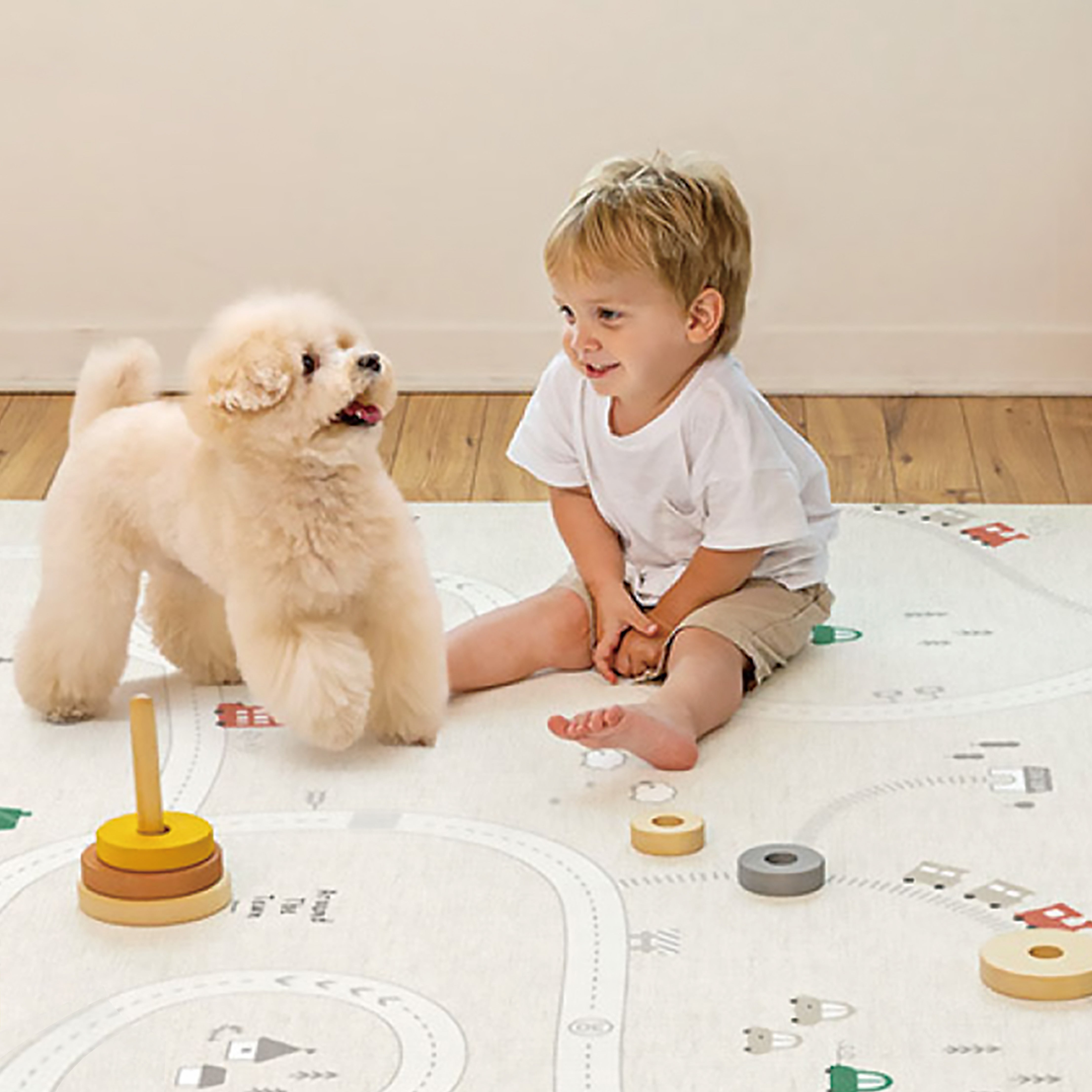 赤ちゃんやママの遊び心や想像力をくすぐる道路柄のプレイマット